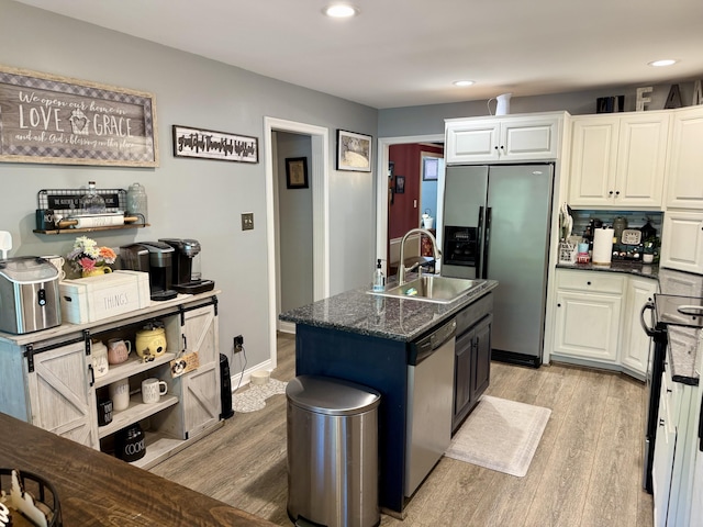 4516 Clubhouse Dr, Lexington, KY 40514 - kitchen with appliances with stainless steel finishes, a sink, light wood finished floors, recessed lighting, and a kitchen island with sink