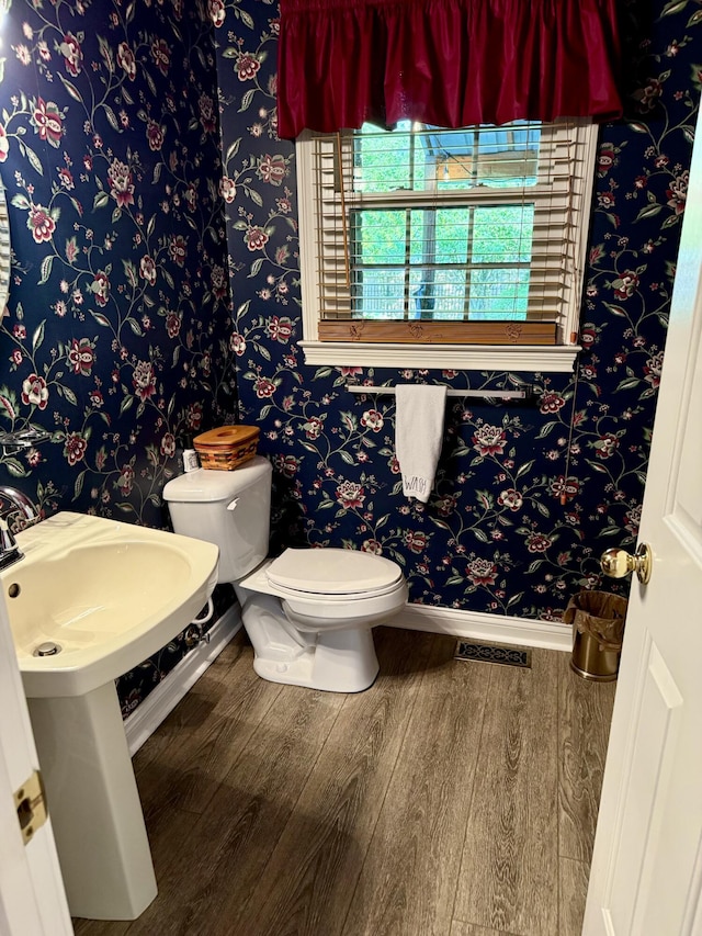 4516 Clubhouse Dr, Lexington, KY 40514 - half bath featuring wood finished floors, baseboards, toilet, and wallpapered walls