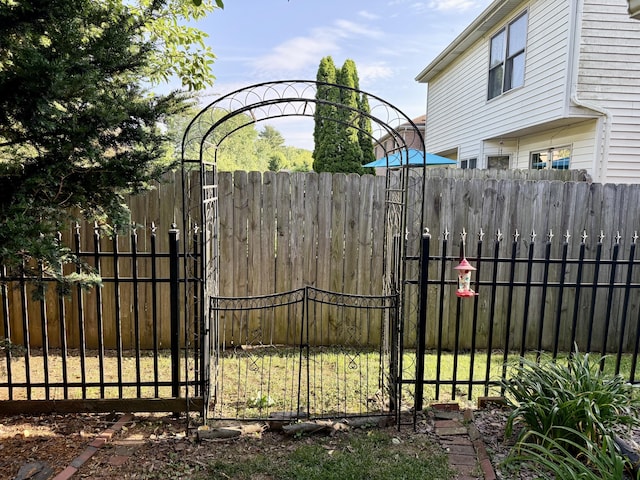 4516 Clubhouse Dr, Lexington, KY 40514 - view of gate