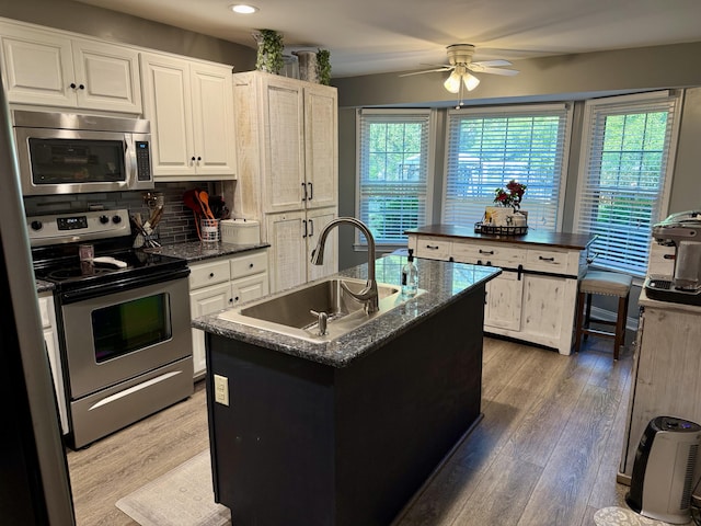 4516 Clubhouse Dr, Lexington, KY 40514 - kitchen featuring stainless steel appliances, a sink, ceiling fan, plenty of natural light, and recessed lighting