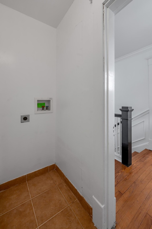 109 N Ashland Ave, Lexington, KY 40502 - laundry area featuring electric dryer hookup, hookup for a washing machine, crown molding, baseboards, and tile patterned floors