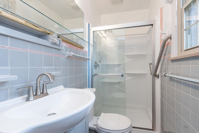 645 Raven Dr, Frankfort, KY 40601 - full bathroom featuring tile walls, toilet, a shower stall, tasteful backsplash, and vanity