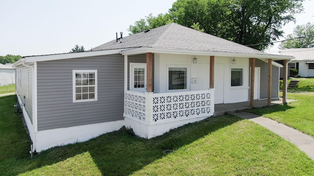 207 S Campbell St, Lancaster, KY 40444 - bungalow-style home with a front lawn, a shingled roof, and a porch