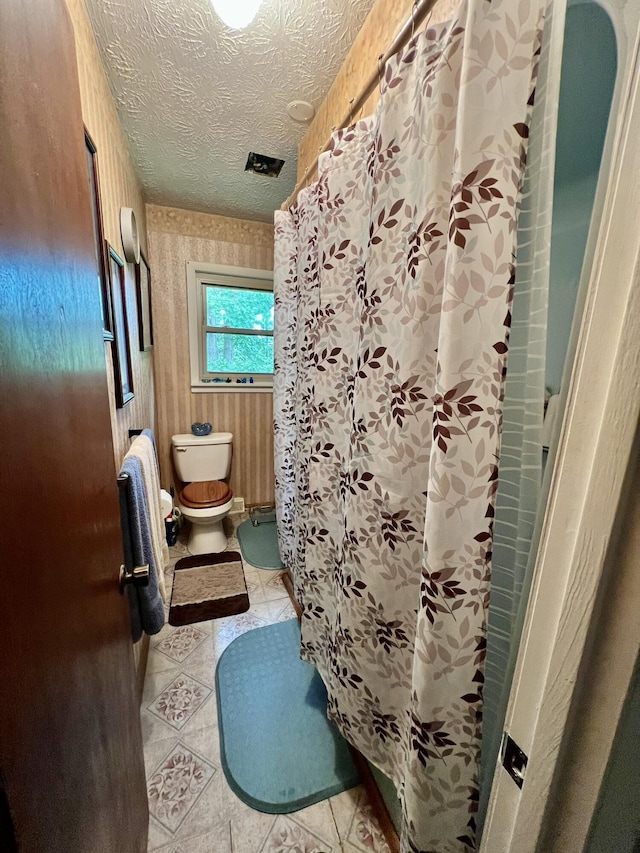 2369 Big Cave Rd, Mount Vernon, KY 40456 - bathroom with toilet, a textured ceiling, and a shower with shower curtain