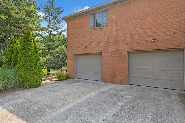 105 Wellington Cv, Danville, KY 40422 - garage with concrete driveway