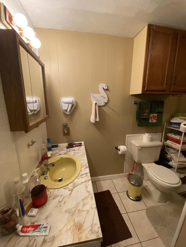 353 Stephens Dr, Somerset, KY 42501 - bathroom featuring toilet, vanity, tile patterned floors, and a textured ceiling