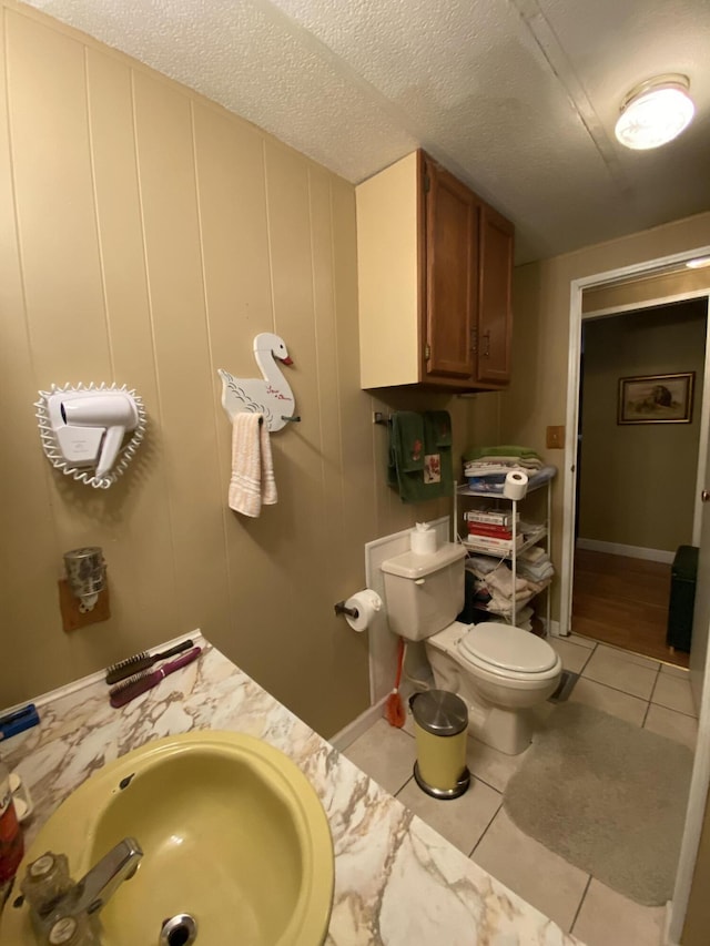 353 Stephens Dr, Somerset, KY 42501 - half bath featuring a sink, toilet, tile patterned floors, and a textured ceiling