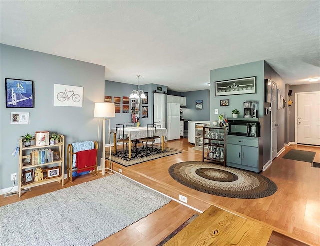 3471 Pimlico Pkwy Unit B, Lexington, KY 40517 - living room featuring wood finished floors, a chandelier, and baseboards