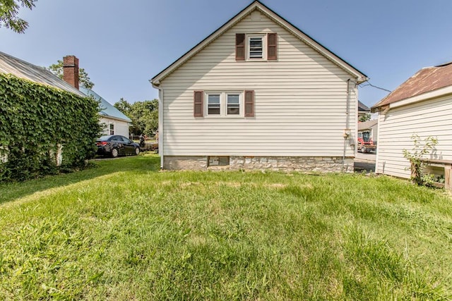 100 Mcdonald St, Nicholasville, KY 40356 - back of house with a lawn
