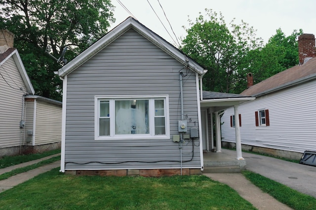 557 Chestnut St, Lexington, KY 40508 - view of front of property featuring a front lawn and crawl space