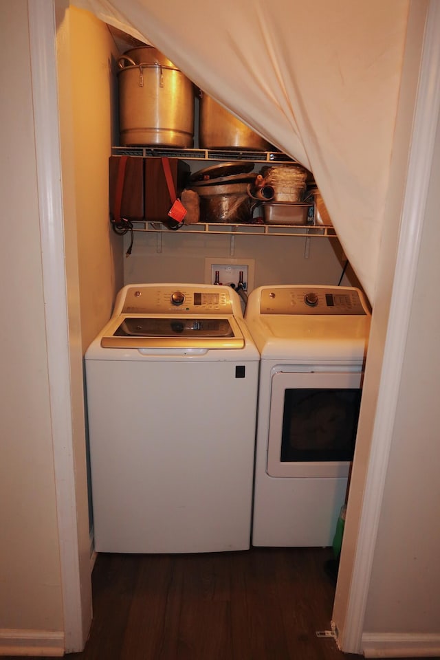 557 Chestnut St, Lexington, KY 40508 - laundry area featuring washing machine and dryer and dark wood-style floors