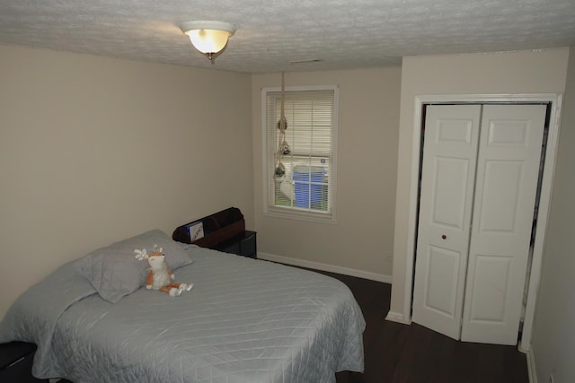 557 Chestnut St, Lexington, KY 40508 - bedroom featuring a textured ceiling, dark wood-style flooring, and baseboards