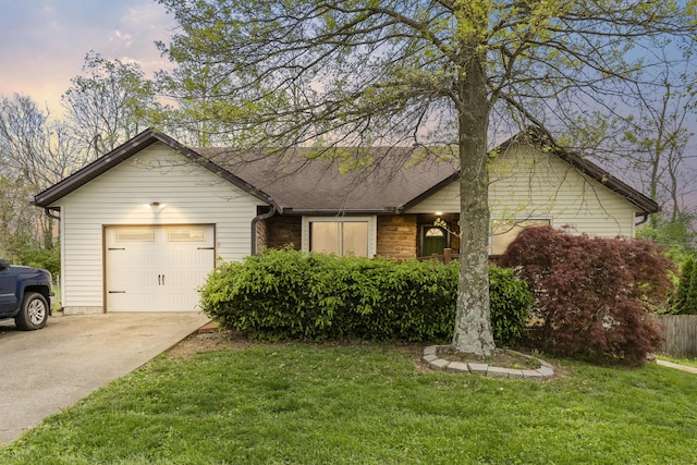 816 Stratton Ln, Winchester, KY 40391 - single story home featuring a garage, a lawn, and concrete driveway