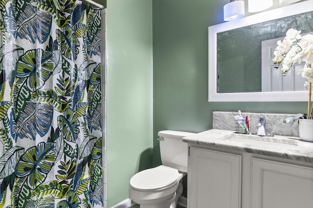 816 Stratton Ln, Winchester, KY 40391 - full bathroom featuring vanity, toilet, and a shower with shower curtain