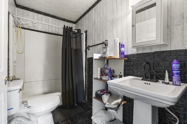 816 Stratton Ln, Winchester, KY 40391 - bathroom featuring toilet, a textured ceiling, shower / bath combination with curtain, and a sink