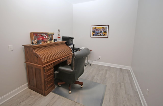 5420 Kiddville Ln, Lexington, KY 40515 - office area with light wood-style floors and baseboards
