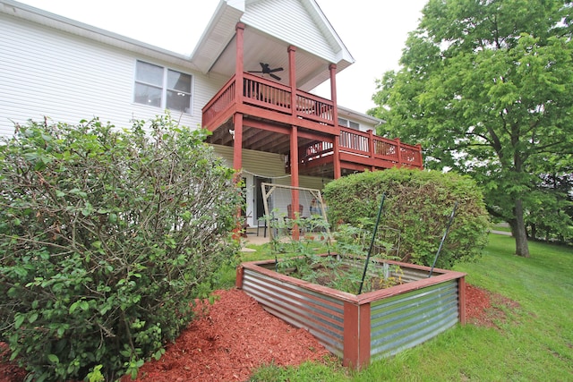 5420 Kiddville Ln, Lexington, KY 40515 - rear view of house with a ceiling fan, a vegetable garden, a yard, and a wooden deck