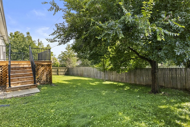 584 Southpoint Dr, Lexington, KY 40515 - fenced backyard with stairway and a deck
