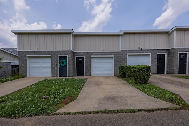 943 Mcclanahan Ln, Lexington, KY 40509 - multi unit property with stone siding and concrete driveway