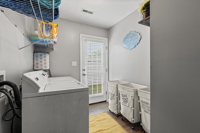 416 Scottsdale Cir, Lexington, KY 40511 - laundry room featuring washing machine and dryer and wood finished floors