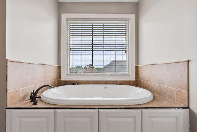 1022 Forest Hill Dr, Lawrenceburg, KY 40342 - full bath featuring a garden tub