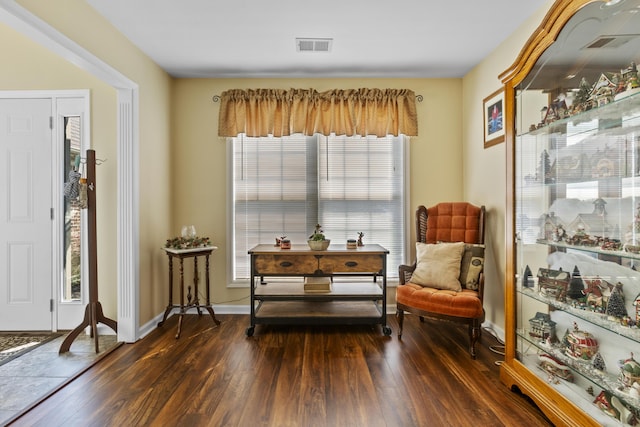 102 Dickinson Ct, Georgetown, KY 40324 - sitting room featuring wood finished floors and baseboards