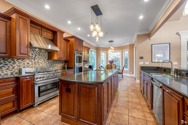 315 Whispering Brook Dr, Nicholasville, KY 40356 - kitchen with stainless steel appliances, under cabinet range hood, a chandelier, a center island with sink, and decorative backsplash