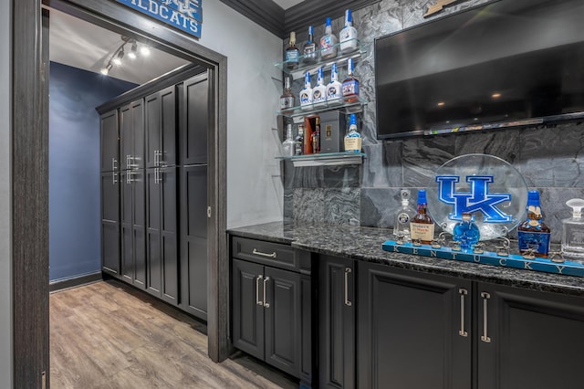 315 Whispering Brook Dr, Nicholasville, KY 40356 - indoor dry bar featuring backsplash, light wood-type flooring, and ornamental molding