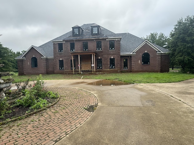 2565 Northwind Ln, Lexington, KY 40511 - view of front facade with brick siding, curved driveway, and a front yard