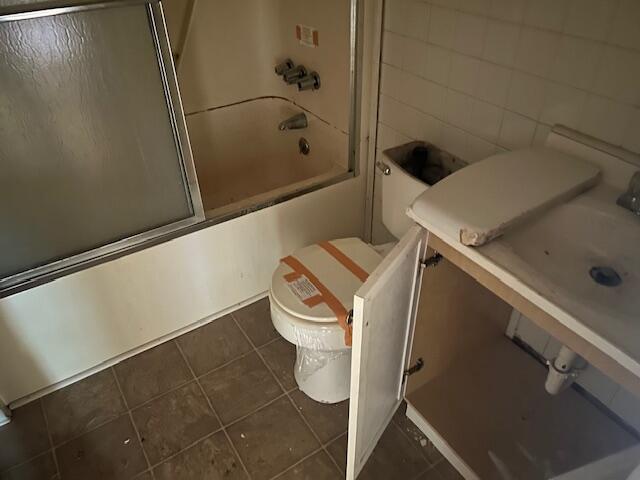 977 Muddy Creek Rd, Winchester, KY 40391 - full bathroom featuring bath / shower combo with glass door, tile patterned flooring, and tile walls