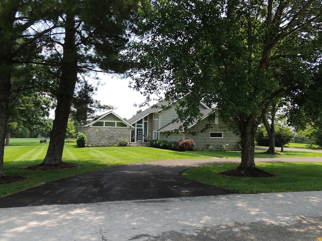 13 Scotland Dr, Frankfort, KY 40601 - view of front facade featuring curved driveway, a front lawn, and stone siding