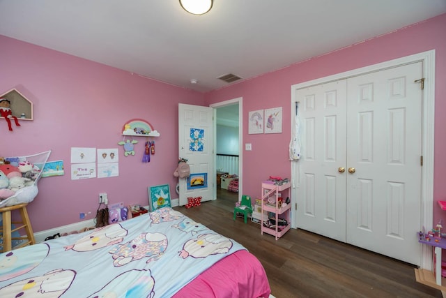 106 Squires Pointe Rd, Paris, KY 40361 - bedroom with wood finished floors and a closet