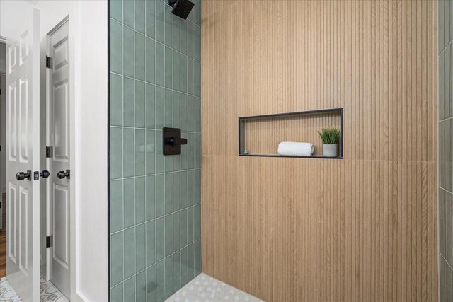 2940 Southview Dr, Lexington, KY 40503 - bathroom featuring tiled shower