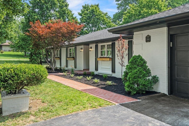 2940 Southview Dr, Lexington, KY 40503 - view of front of house featuring brick siding, a shingled roof, a porch, and a front yard