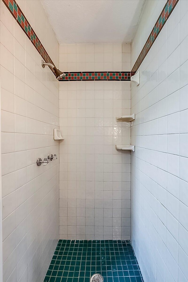 16 Meadowbrook Dr, Frankfort, KY 40601 - full bath featuring a tile shower