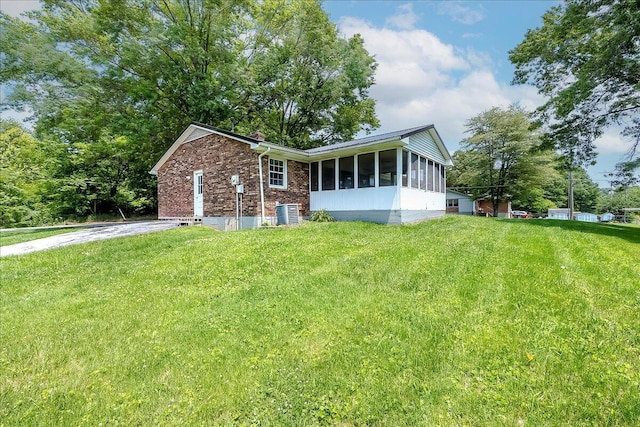 16 Meadowbrook Dr, Frankfort, KY 40601 - view of front of house with a sunroom, brick siding, and a front yard
