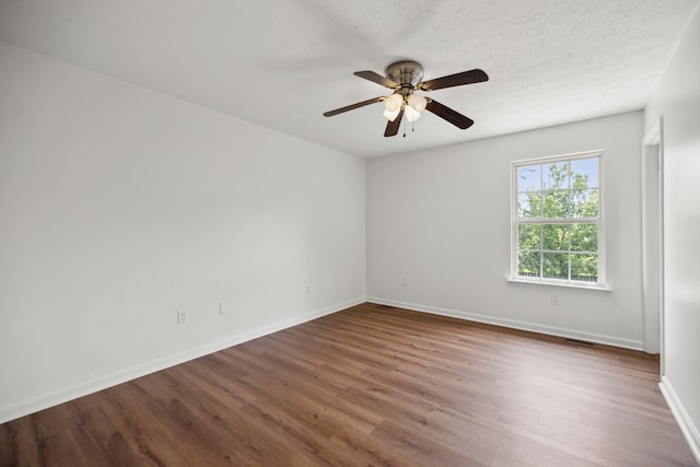 720 Pinoak Dr, Nicholasville, KY 40356 - unfurnished room featuring wood finished floors, a ceiling fan, and a textured ceiling