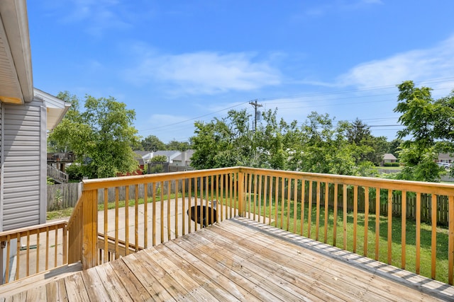 720 Pinoak Dr, Nicholasville, KY 40356 - wooden deck with a fenced backyard