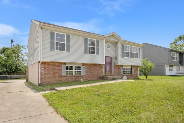 720 Pinoak Dr, Nicholasville, KY 40356 - bi-level home featuring brick siding and driveway