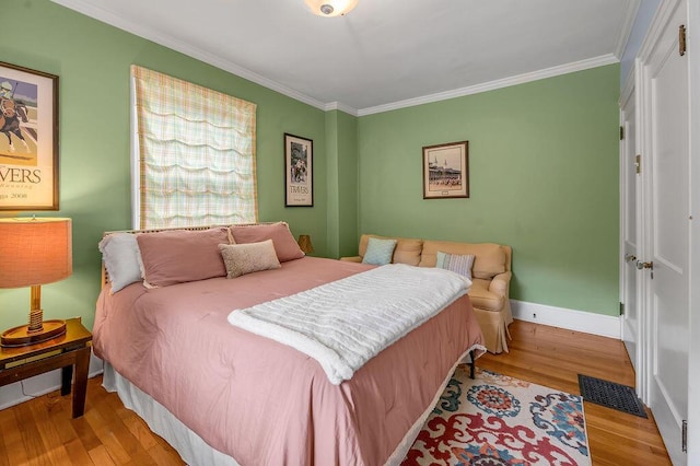 315 Desha Rd, Lexington, KY 40502 - bedroom with wood finished floors and ornamental molding