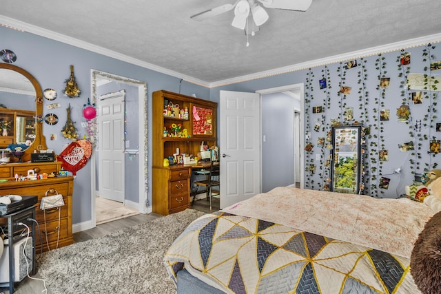 168 Perry Ln, London, KY 40741 - bedroom featuring wood finished floors, crown molding, a ceiling fan, and a textured ceiling