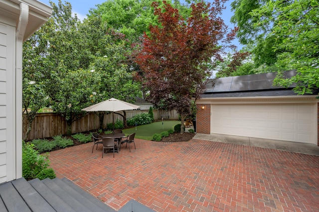 341 Kingsway Dr, Lexington, KY 40502 - fenced backyard with a putting area and decorative driveway