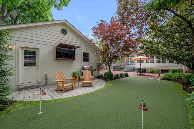341 Kingsway Dr, Lexington, KY 40502 - view of property's community with a putting green and a patio