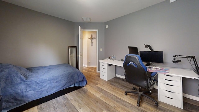 4368 River Oak Trl, Lexington, KY 40515 - bedroom featuring light wood finished floors and a desk
