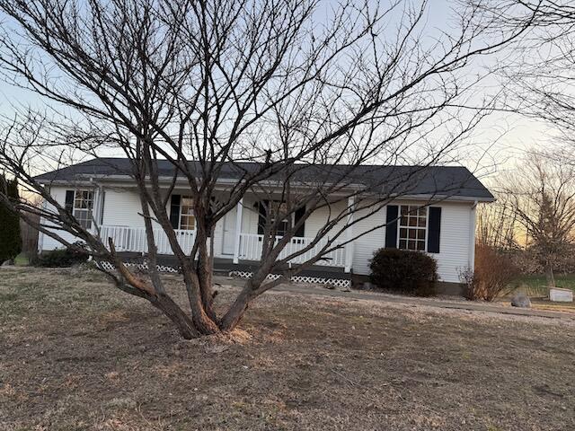 80 Panda Ln, Russell Springs, KY 42642 - single story home featuring covered porch