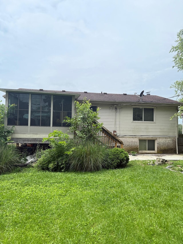 2829 Easthills Dr, Lexington, KY 40517 - rear view of property featuring a sunroom and a yard
