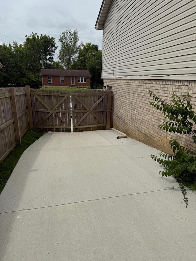 2829 Easthills Dr, Lexington, KY 40517 - view of patio featuring a gate