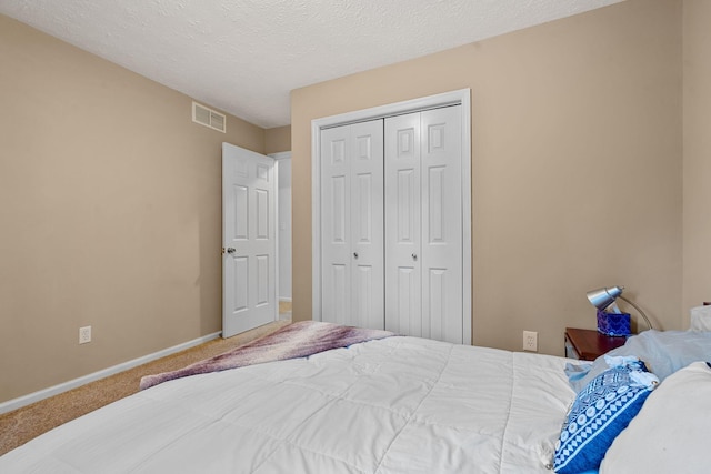 441 Cromwell Way, Lexington, KY 40503 - bedroom with carpet, a closet, and a textured ceiling