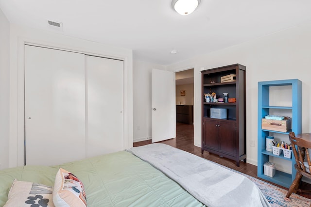 441 Cromwell Way, Lexington, KY 40503 - bedroom featuring wood finished floors and a closet