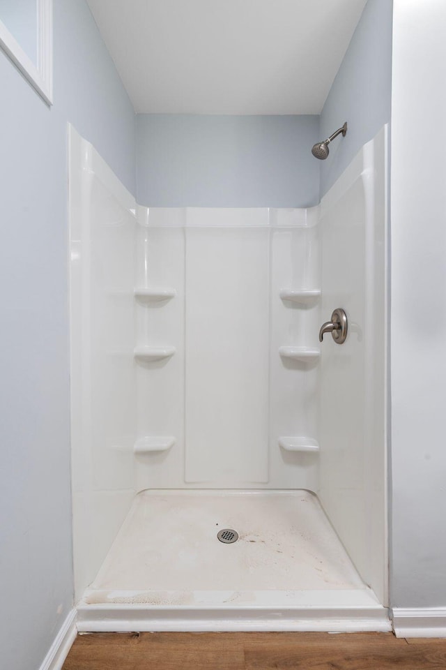 423 Perryville St, Harrodsburg, KY 40330 - full bath featuring a shower and wood finished floors